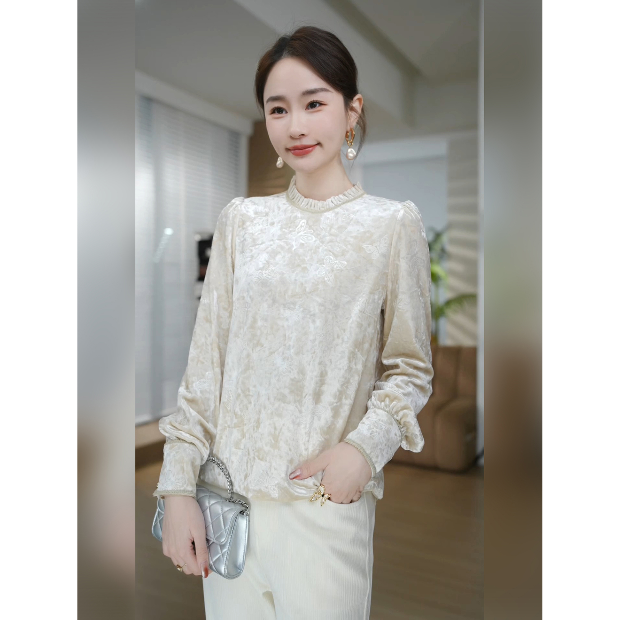 邱莹莹 HELA AOMI “金蝶丝绒”法式蝴蝶钩花高级感正肩衬衫