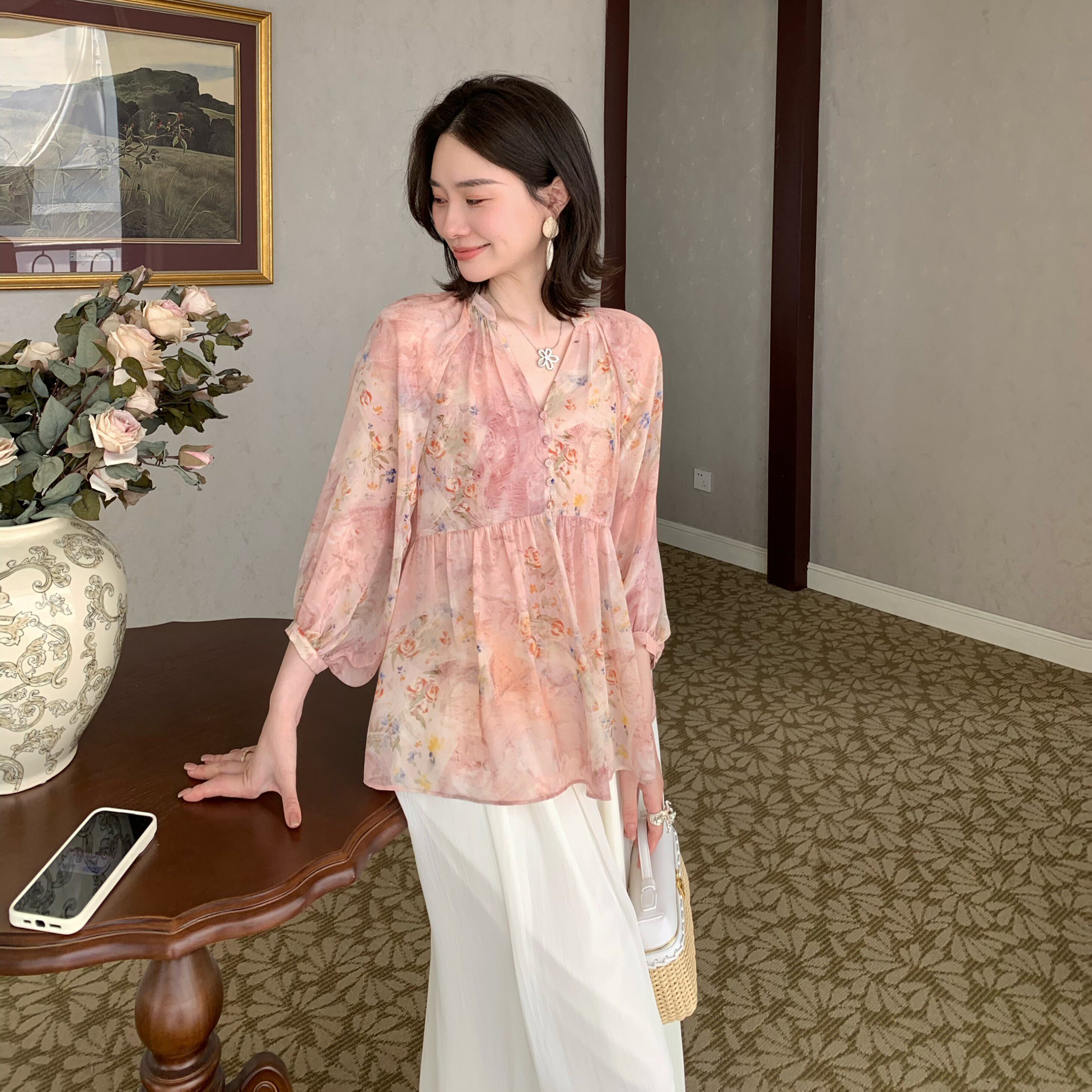 邱莹莹 原创-"干枯玫瑰"雪纺数码印花V领泡泡袖2026夏季轻薄衬衫