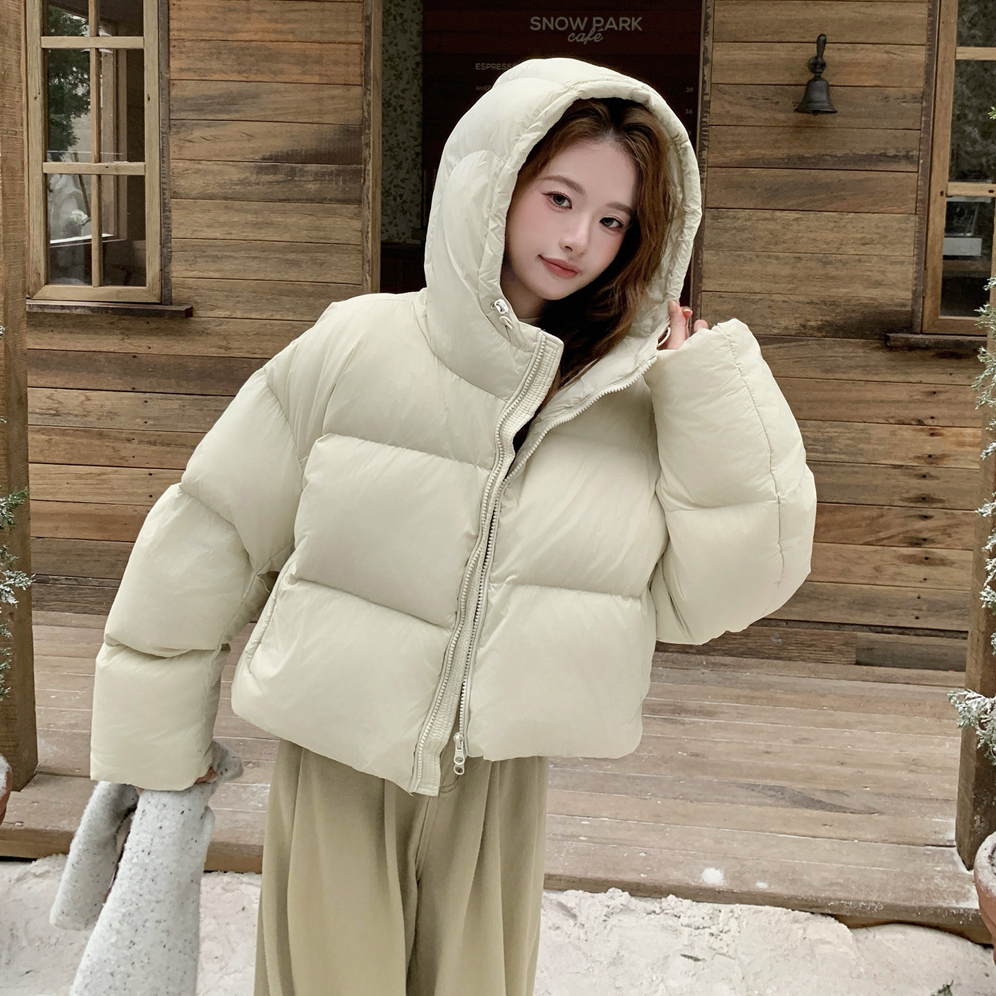 米白色连帽短款羽绒服女冬季新款超火好看高级小众加厚面包服外套,女装羽绒服,2D107