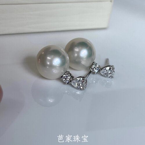 耳环简洁有张力让人过目不忘