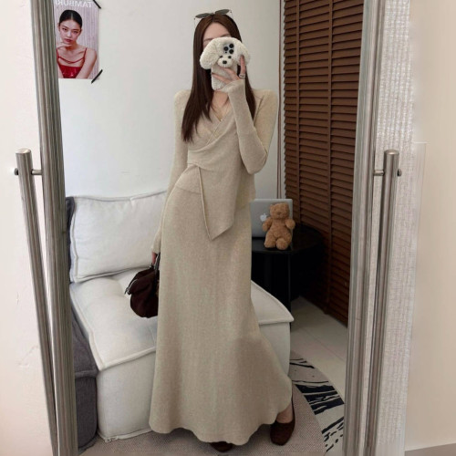 秋冬韩系温柔时尚V领不规则收腰针织衫+休闲显瘦直筒半身裙两件套