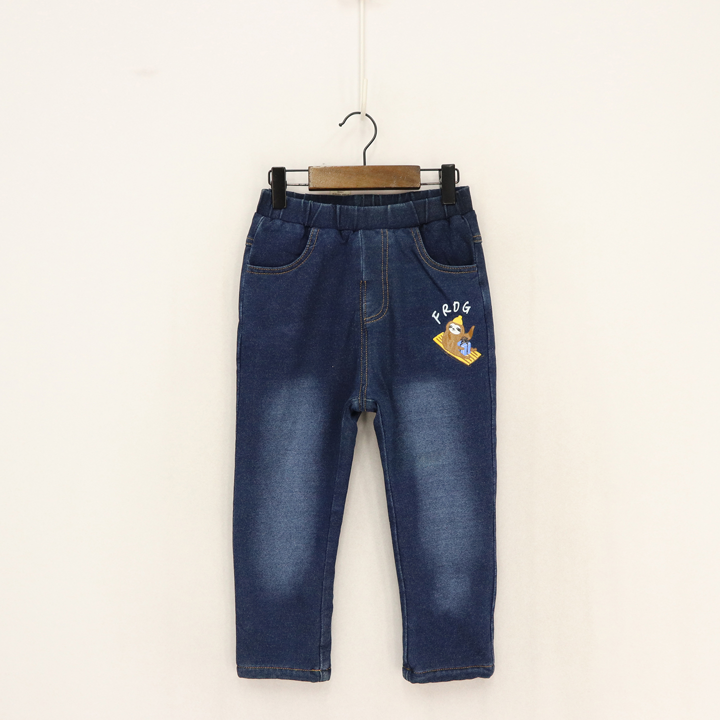 左侧棕色卡通字母加绒弹力直筒裤