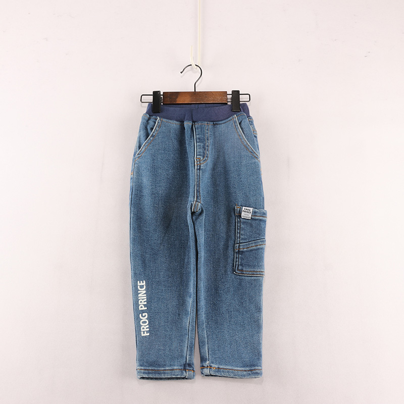 左侧大口袋带标白字母磨毛牛仔裤