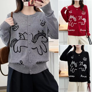 2026胖mm新款冬装大码女装新年圆领小马刺绣中年女上衣开衫针织衫