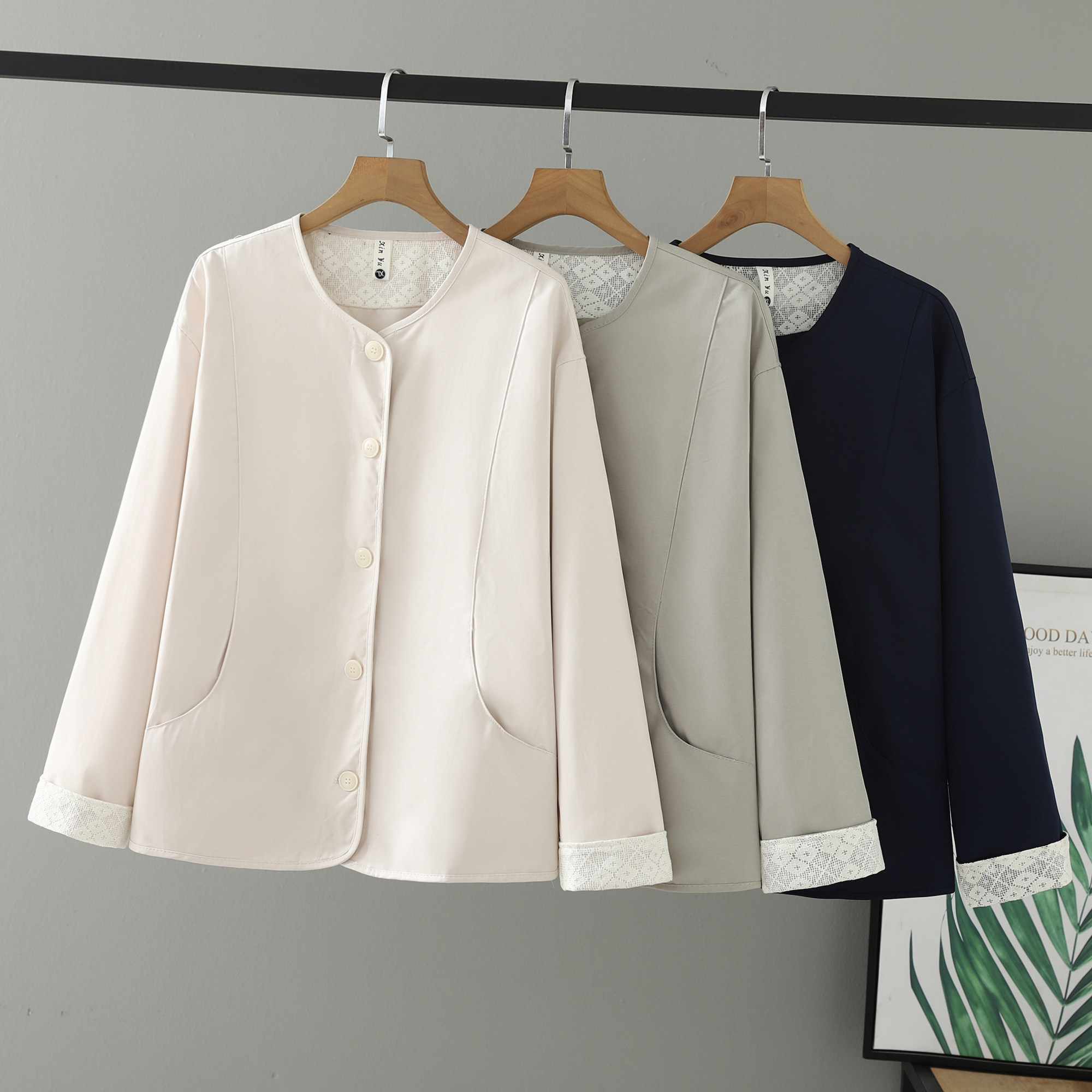 大码女装春装2026胖mm中年别致蕾丝拼接藏肉上衣圆领宽松女外套