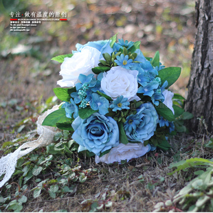 花藝師孫小妹P228白色玫瑰捧花結(jié)婚新娘手捧花婚紗攝影霧霾藍(lán)繡球