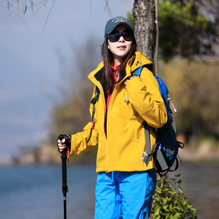 雪丘岛户外2024冬季 显瘦抓绒防风防泼水外套女 纯色连帽软壳衣修身