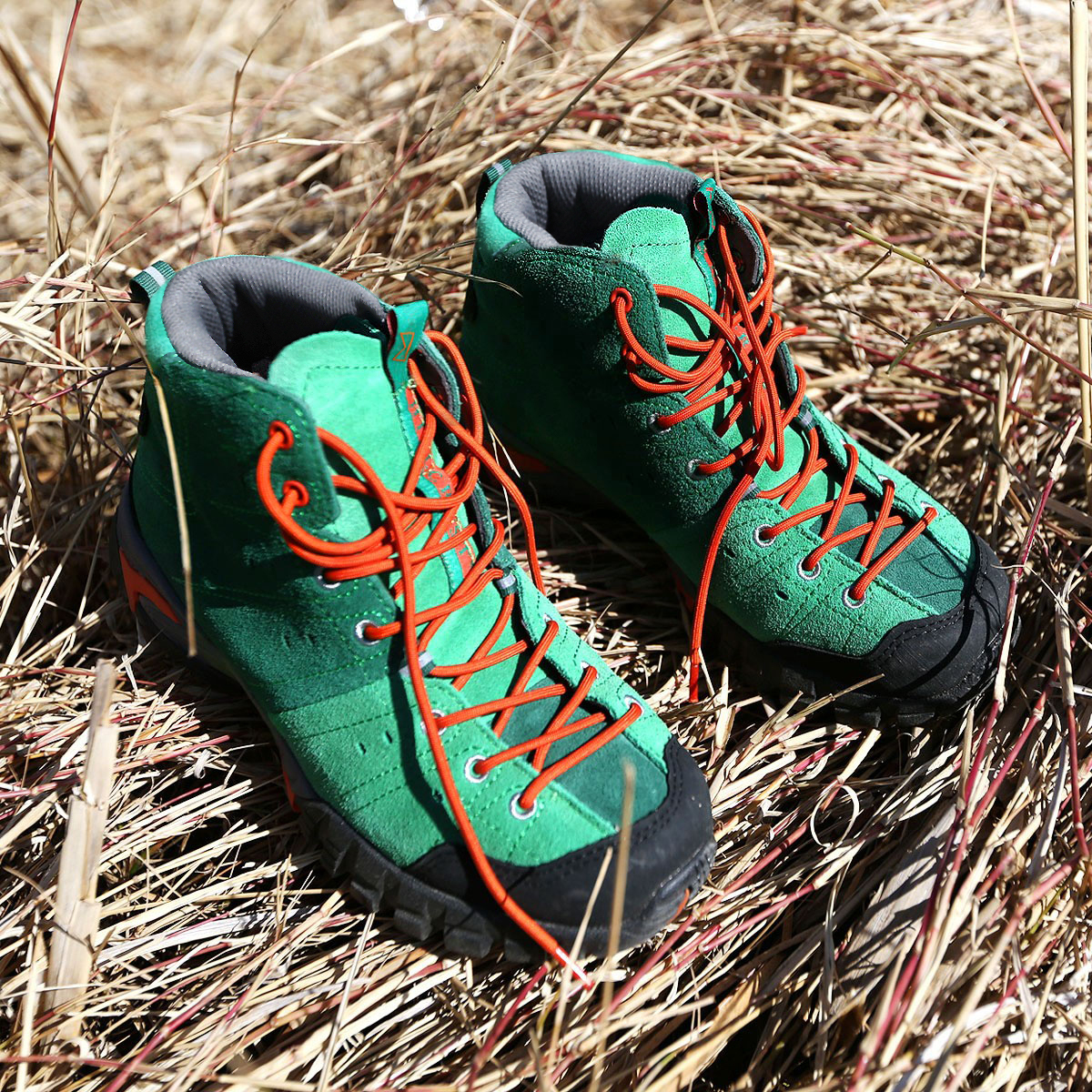 雪丘岛户外真皮耐磨防滑登山鞋女