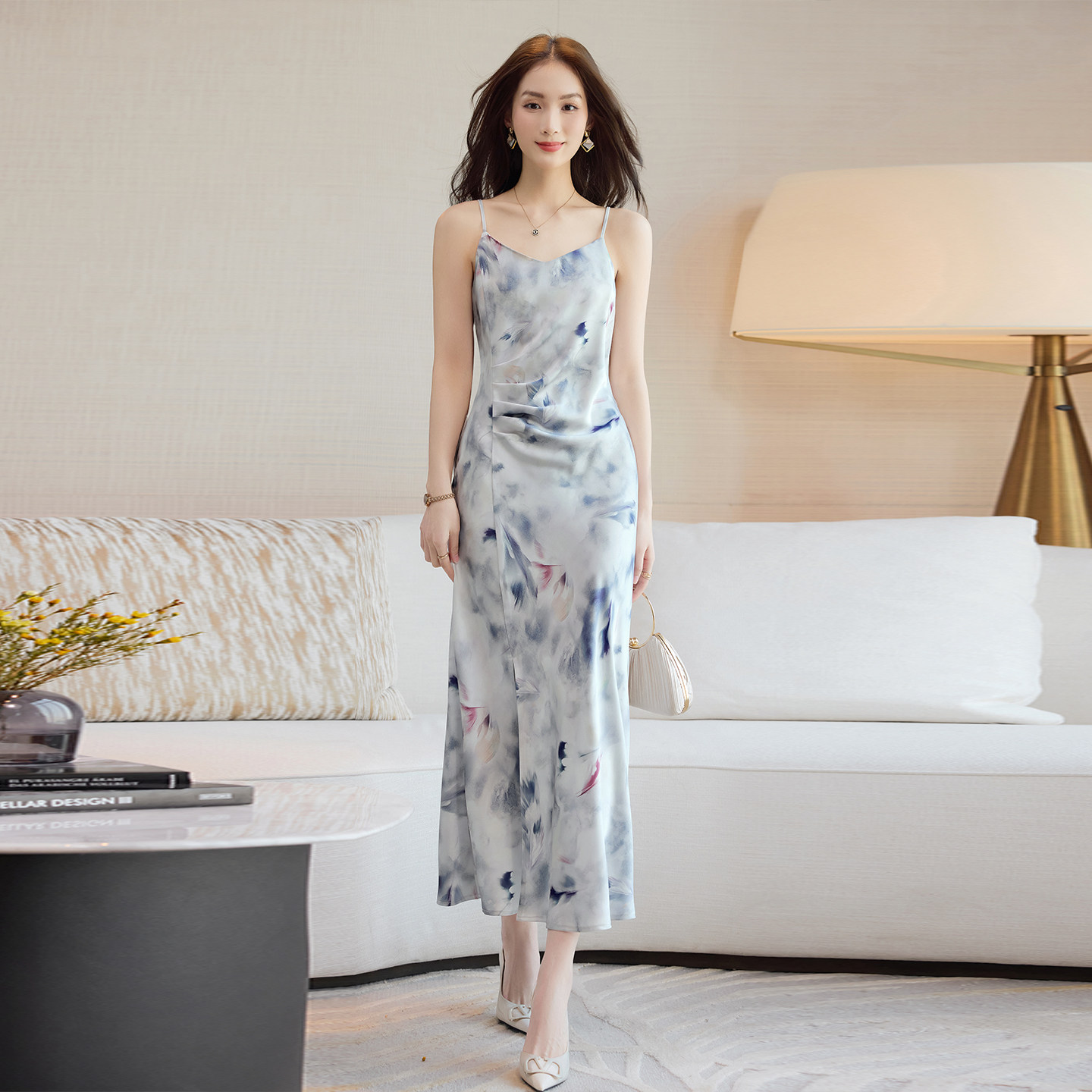 优雅V领印花吊带连衣裙女2026年新款无袖收腰修身长裙高级感气质