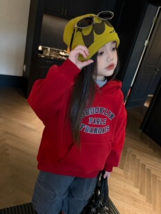 女童红色加绒加厚连帽卫衣2026秋冬新款儿童韩版字母印花套头上衣