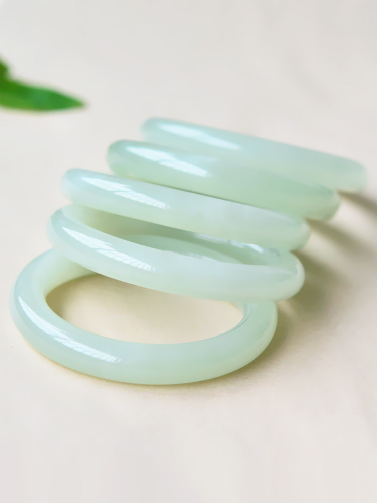 Hetian jade bracelet: Bingqing water green formal loach back round jade bracelet, peace bracelet, natural women's jade hand ornament