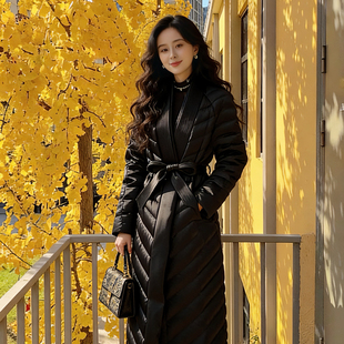 一又几木90白鹅绒黑色长款过膝束腰羽绒服女显瘦外套2025冬季新款