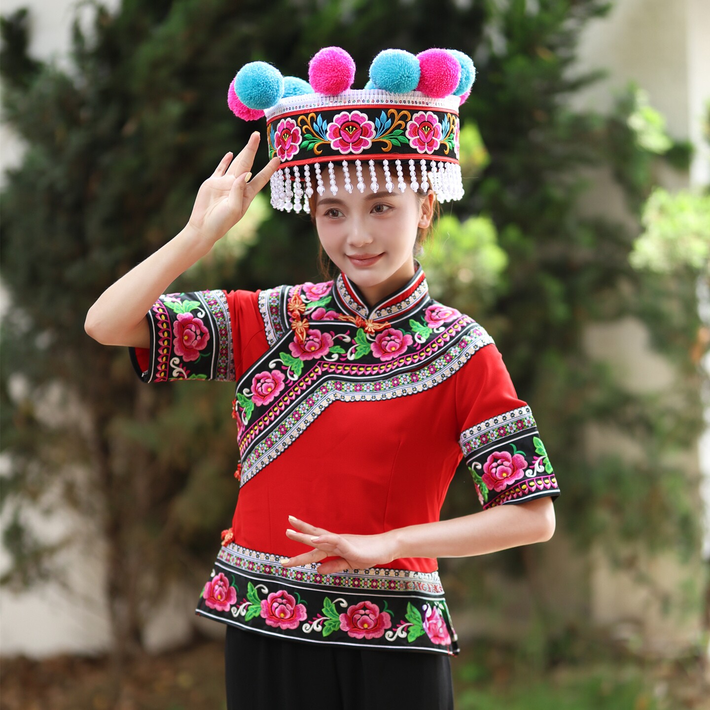 滇七彩短袖绿叶子彝族刺绣女装图片