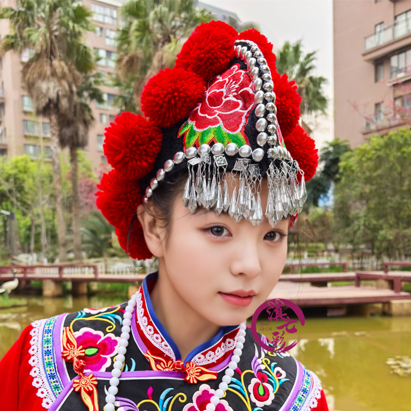 云南少数民族头饰新款彝族鸡冠帽公鸡头红色大毛球须须公鸡帽手工