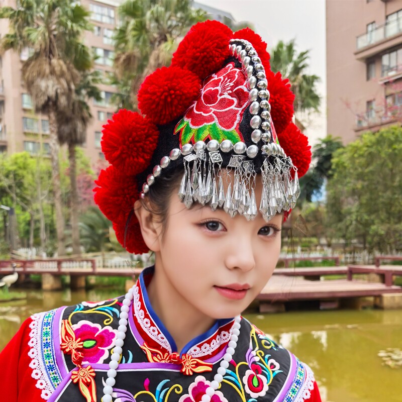 云南少数民族头饰新款彝族鸡冠帽公鸡头红色大毛球须须公鸡帽手工