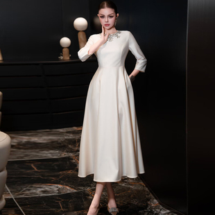 晚礼服裙宴会轻奢小众高端法式高级感订婚缎面米白色主持人连衣裙