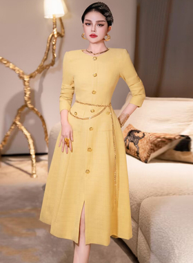 高级感黄色法式富家千金小香风金扣圆领链条收腰中长款A字连衣裙