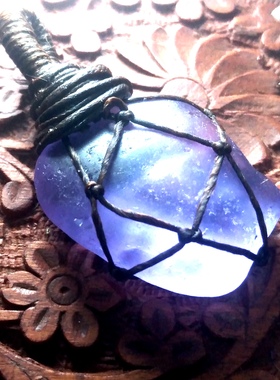 福百瑞原创天然紫琉璃随意原石网兜蜡绳项链