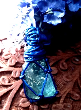 福百瑞原创天然蓝萤石随意原石网兜蜡绳项链