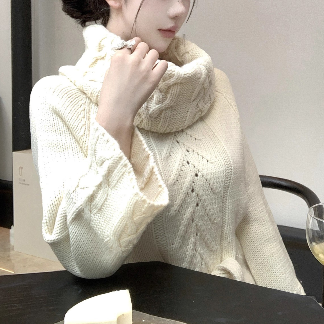 慵懒氛围高领麻花针织衫女白色收毛针织衫