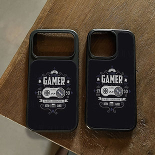 复古游戏手柄手机壳大孔电镀黑框碳纤维二合一玻璃适用苹果17promax华为PURA70ULTRA小米17PROMAXP60PRO