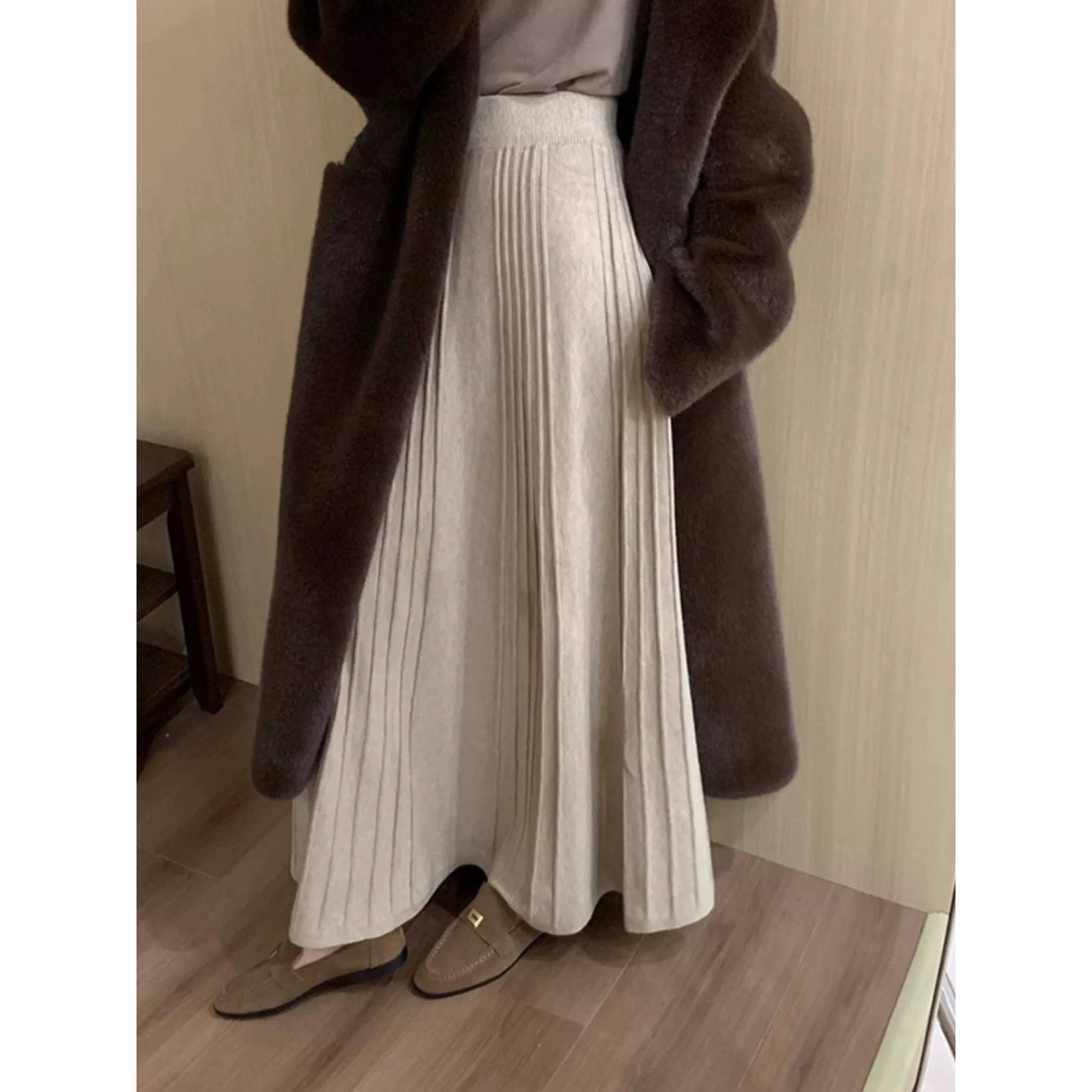 燕麦色针织半身裙女春秋冬2025新款垂感休闲韩版羊绒高腰a字伞裙