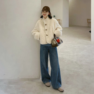 韩系奶油风羊羔毛外套女小个子短款米白色牛角扣高级感毛呢大衣
