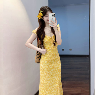 法式黄色碎花吊带连衣裙女夏 小飞袖V领系带收腰鱼尾长裙度假裙