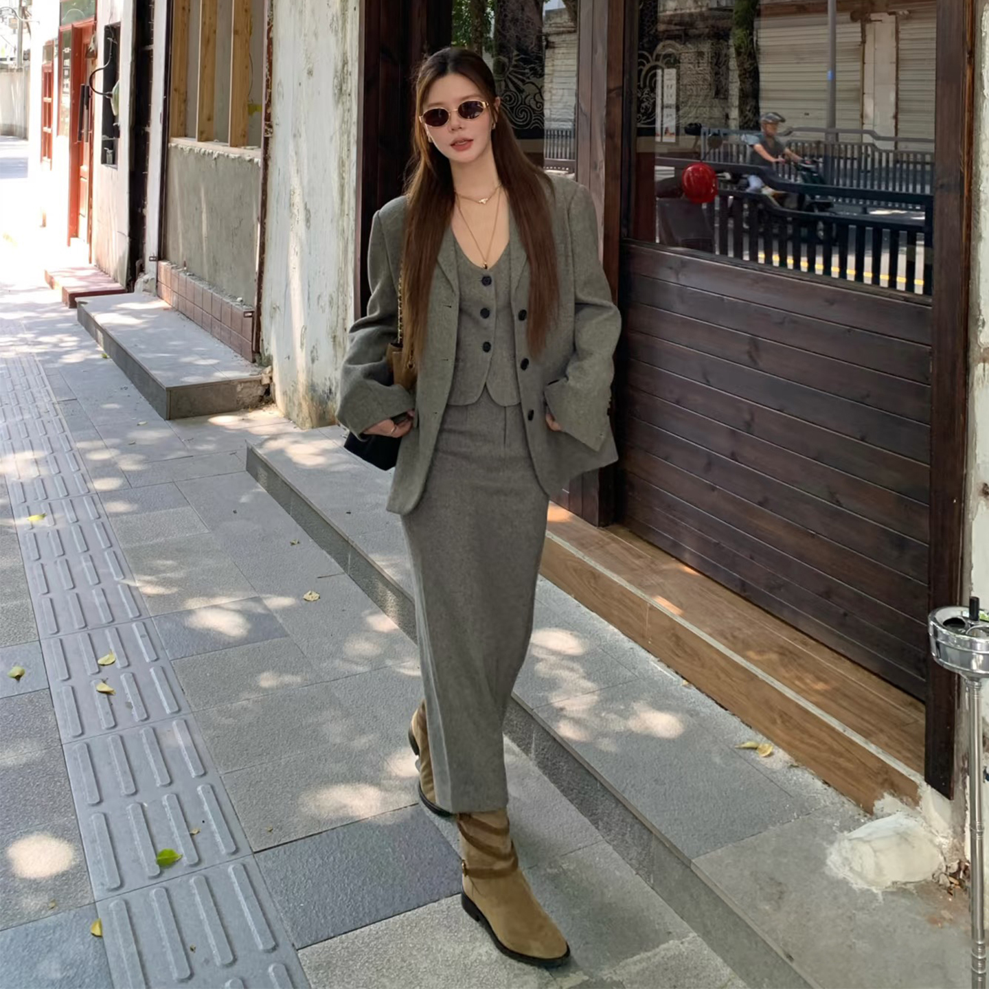 灰色西装外套马甲半身裙三件套