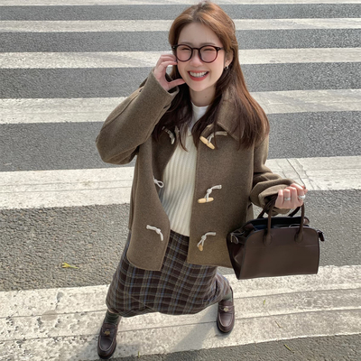 小个子复古翻领牛角扣毛呢外套