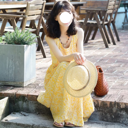 法式复古黄色碎花吊带连衣裙女夏季新款海边度假风收腰显瘦长裙子