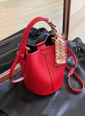 红色结婚包包女新娘包2025新款时尚小众手提包婚礼用质感水桶包潮