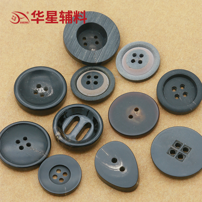 华星辅料牛角扣天然材质大衣