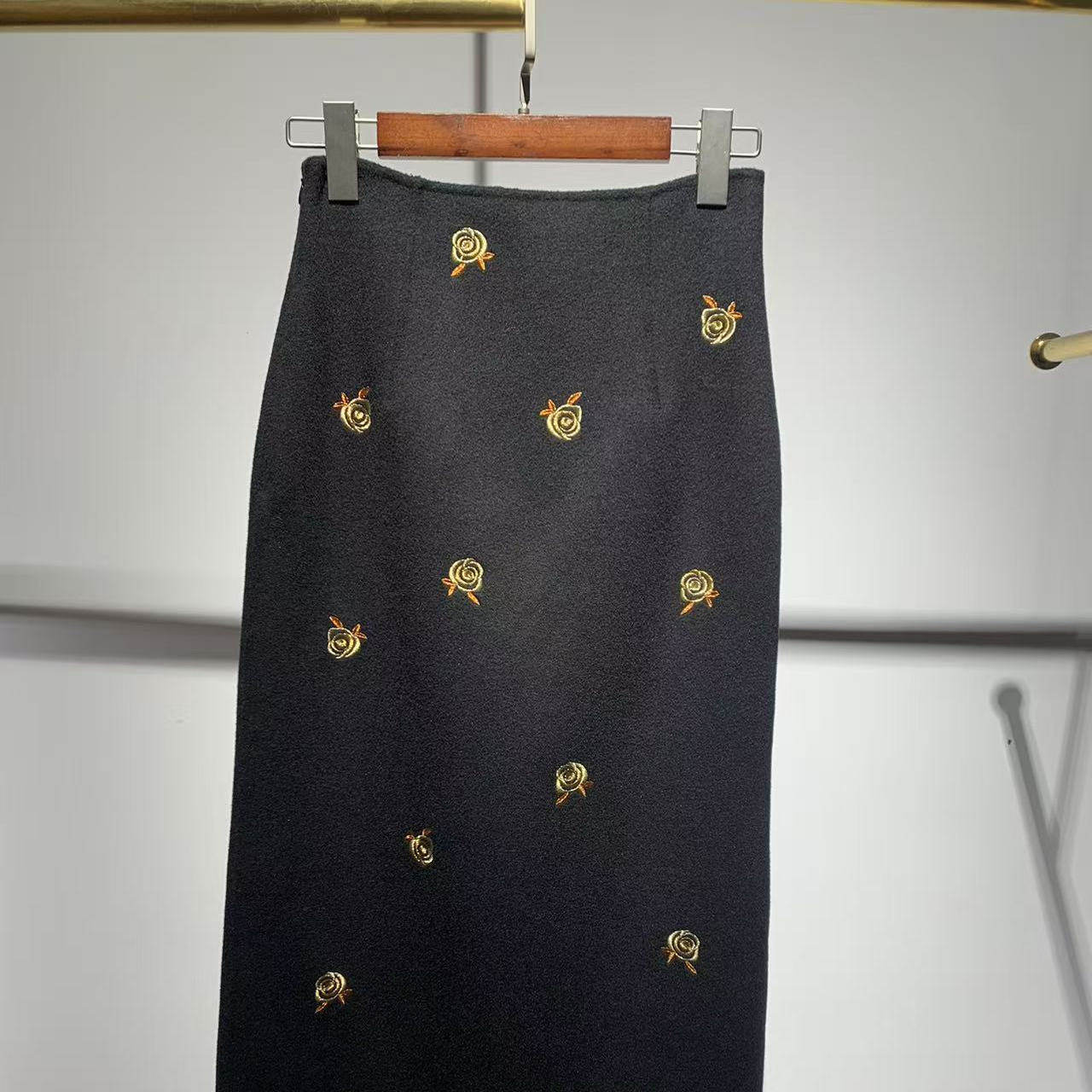 25新绣花羊毛半裙