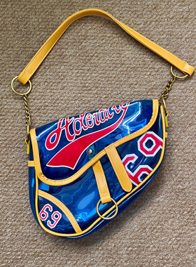 2024新款时尚潮流蓝色透明马鞍包女黄色图案装饰单肩斜挎包