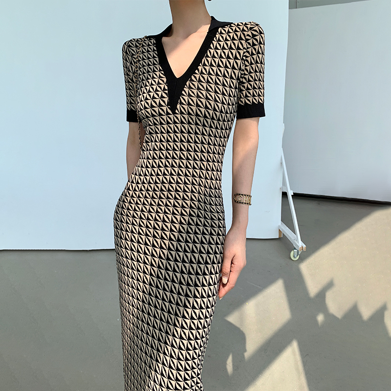 WANGXO 棋盘格子连衣裙女2023夏季新款短袖V领修身上衣针织中长裙