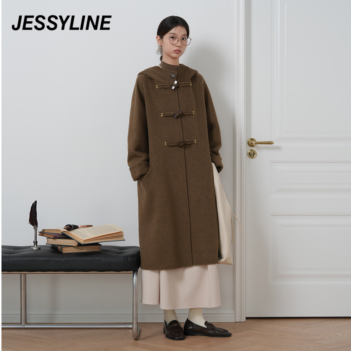 jessyline杰茜莱26新款美拉德牛角扣毛呢大衣女冬季长款连帽外套