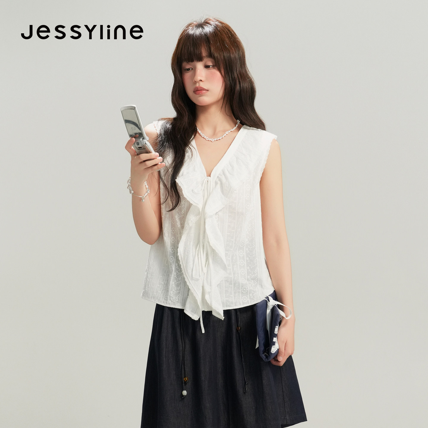 jessyline杰茜莱2026夏新款少女风白色荷叶边无袖上衣女系带衬衫