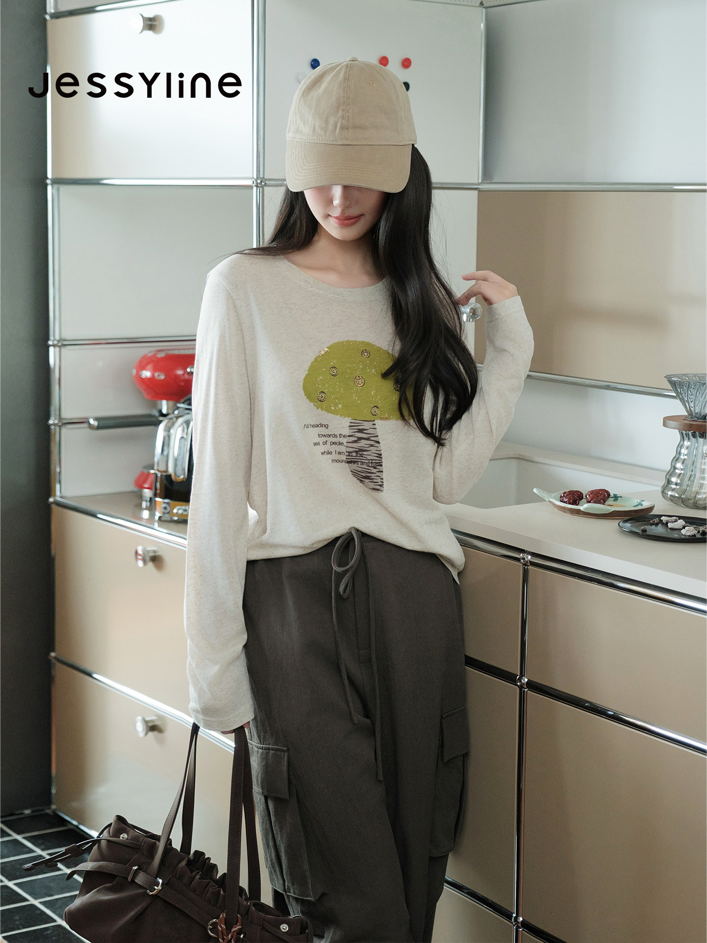 Jessyline เสื้อยืดแขนยาวพิมพ์ลายการ์ตูน รุ่นใหม่ฤดูใบไม้ร่วงและฤดูหนาว 2026 สำหรับผู้หญิง ทรงหลวม แมตช์ได้หลากหลาย เสื้อช่วยลดอายุ