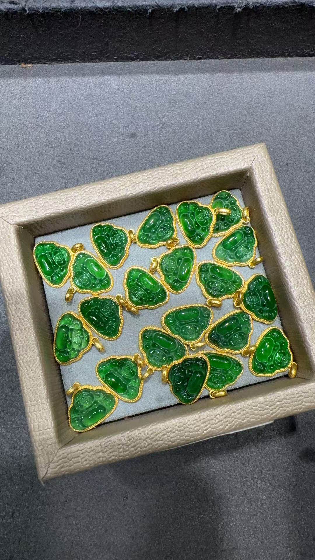 天然A货翡翠吊坠女 18K金辣绿色佛公精致款 送银链子