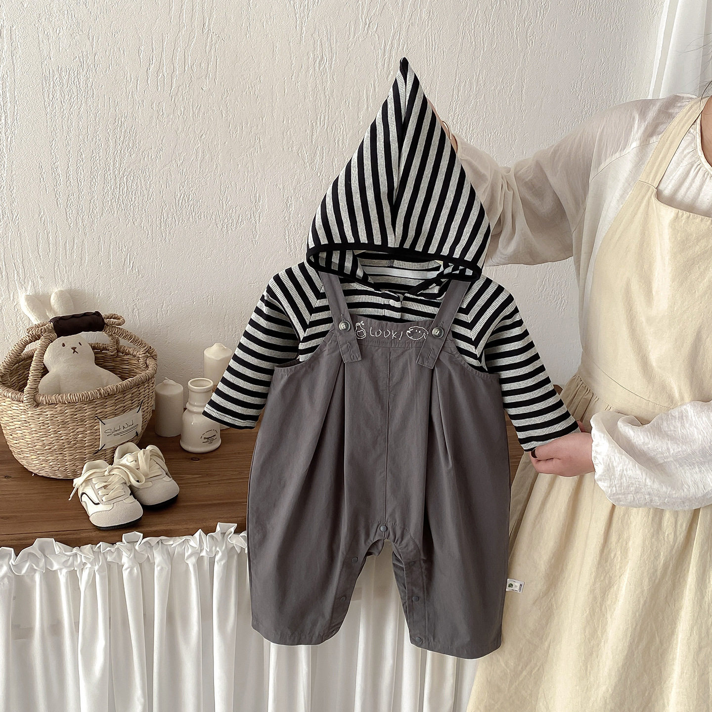 婴儿春装新款纯棉背带裤男宝宝可开档洋气连体裤小童纯色宽松长裤