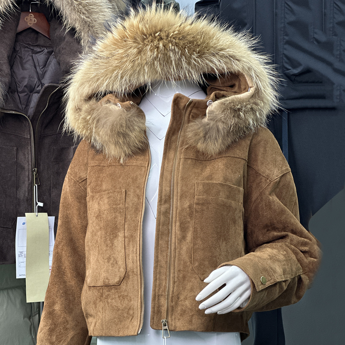 貉子毛领鹿皮绒羽绒服女短款冬季连帽真毛女士时髦羽绒派克服上衣