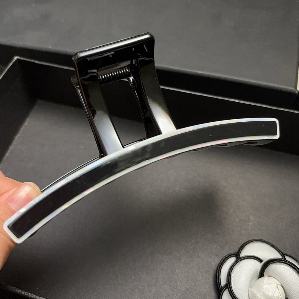 韩版气质贝母字母抓夹女秋冬新款时尚洋气后脑勺鲨鱼夹盘发抓网红