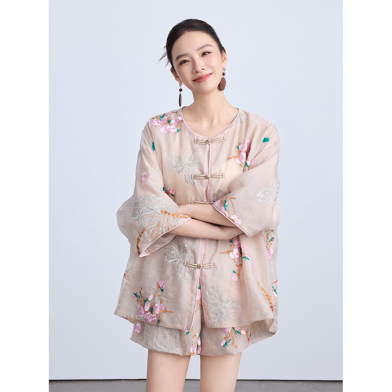 【私府】新中式國風(fēng)套裝女寬松顯瘦提花刺繡盤扣上衣短褲兩件套