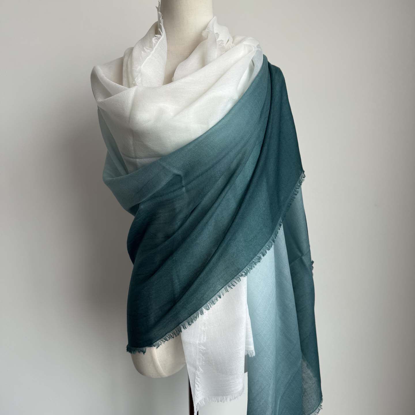 早春新品渐变色山羊绒围巾丝巾空调房披肩薄款女送礼墨绿色