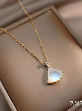 白贝母小裙子扇形钛钢项链女锁骨链毛衣链女金属吊坠设计感轻奢潮