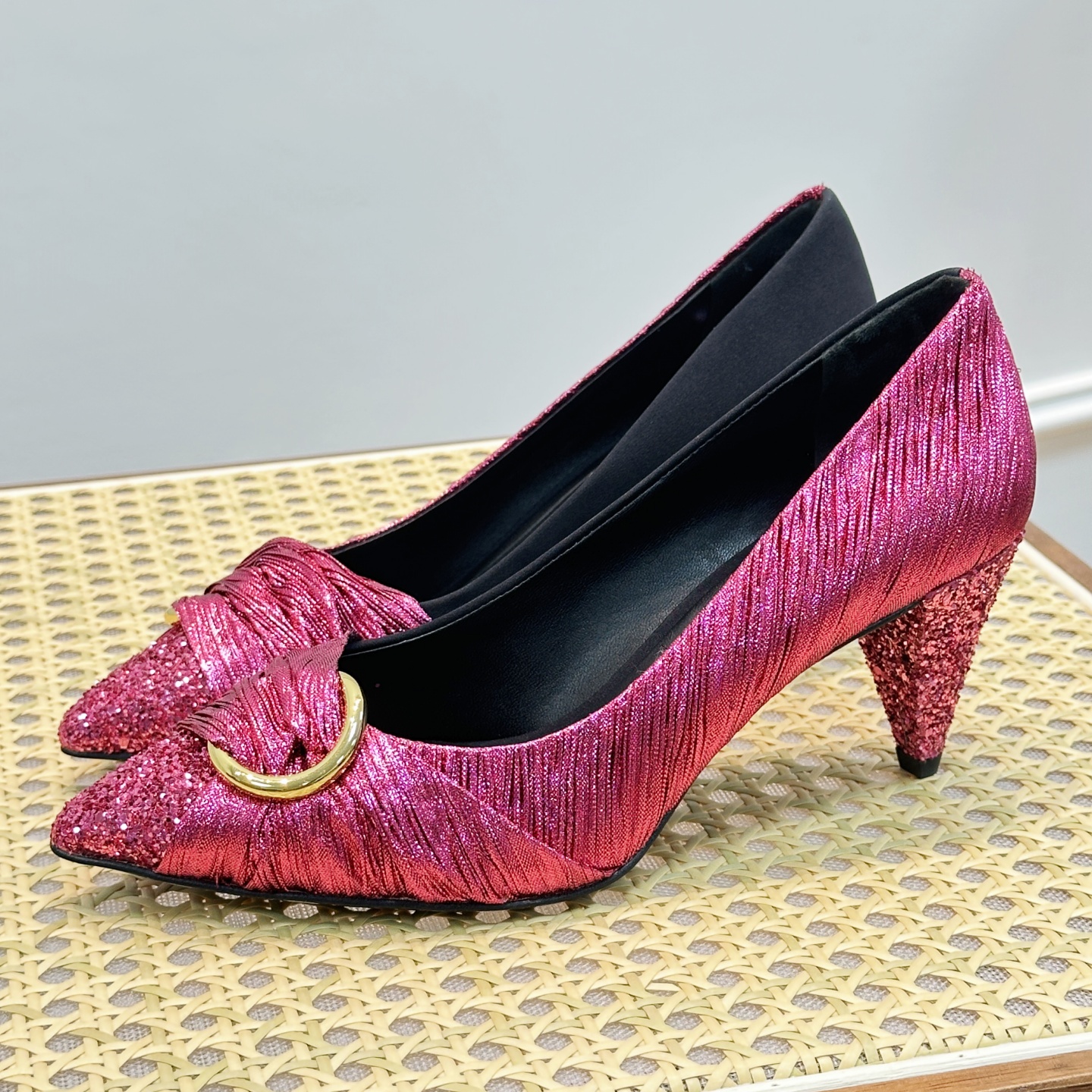 露娜个性尖头锥形跟复古优雅单鞋