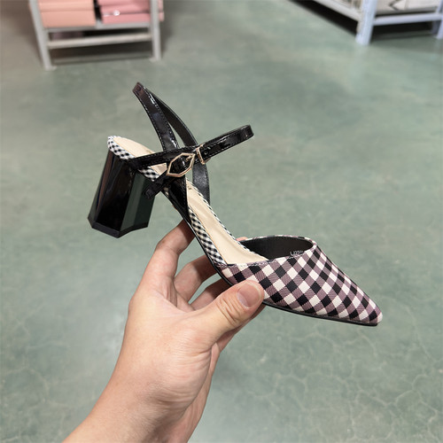 LuxuryRebel粗跟尖头包头凉鞋
