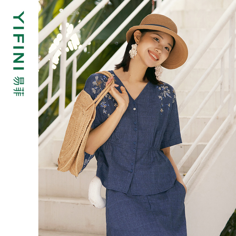 易菲V领开襟肩部刺绣套头小衫