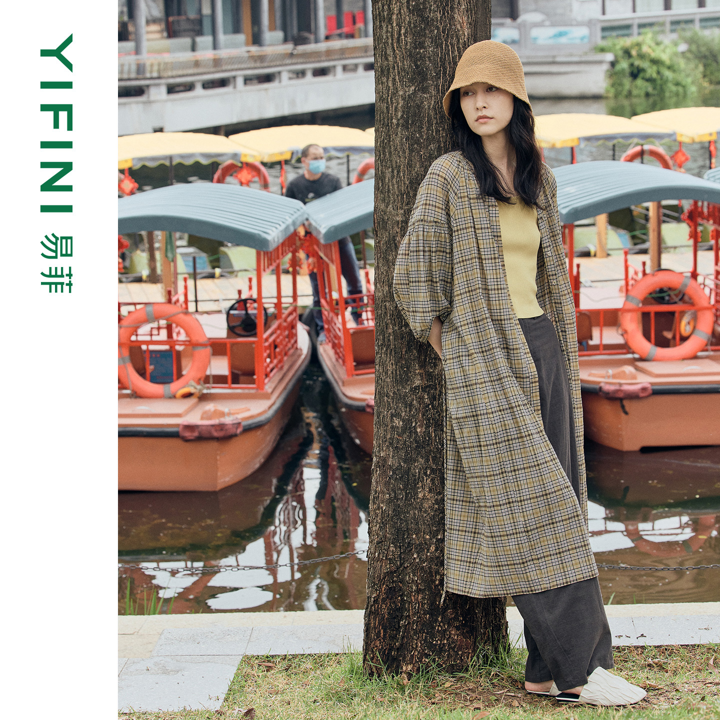 易菲纯棉格纹印花风衣式连衣裙